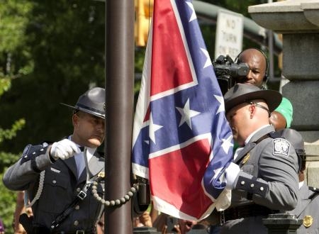 كارولينا الجنوبية تزيل العلم الكونفدرالي من على برلمان الولاية
