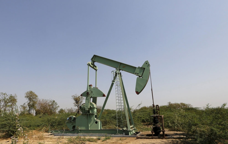 المخزونات الأمريكية والمخاوف الاقتصادية تهبطان بأسعار النفط