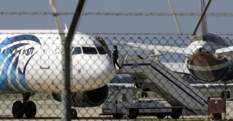 توقيف خاطف الطائرة المصرية في مطار لارنكا

