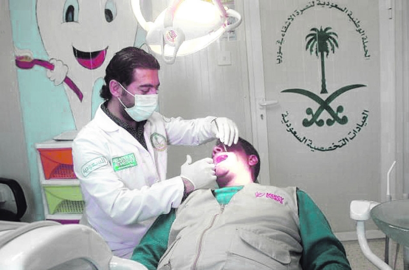 علاج أحد المرضى داخل عيادة سعودية (واس)