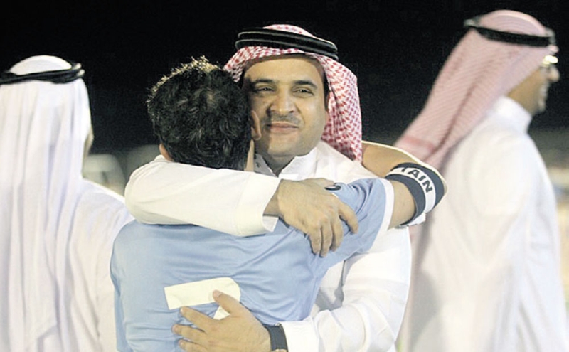 ناصر الهويدي يعانق أحد لاعبي فريقه