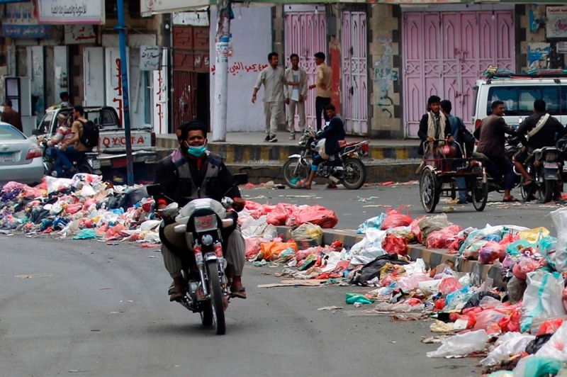 أكوام القمامة تملأ شوارع العاصمة اليمنية صنعاء بسبب فشل إدارة الانقلابيين (أ.ف.ب) 
