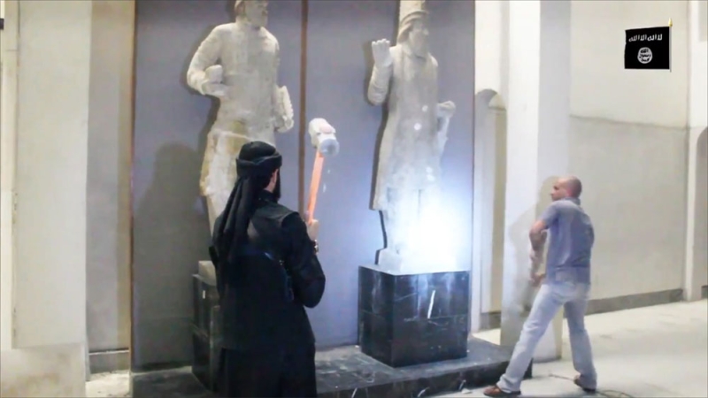 صورة لعناصر داعش وهم يحطمون الآثار في متحف بمحافظة نينوى