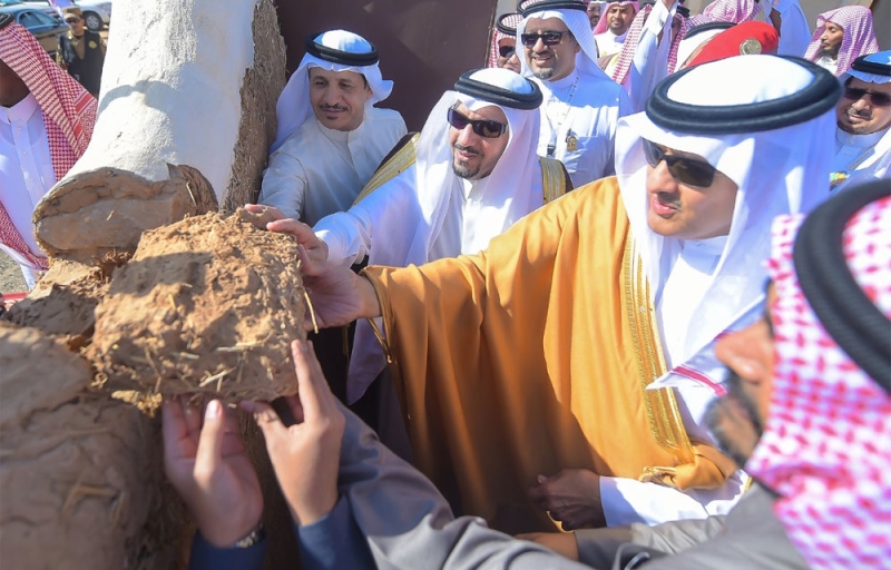 رئيس هيئة السياحة وأمير القصيم يضعان حجر الأساس لأعمال الترميم لمسجد المعارك التاريخي ببريدة