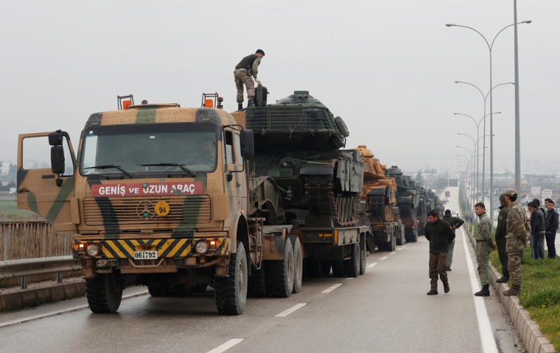 الجيش التركي يرفع تأهبه إلى أعلى مستوى على حدود سوريا (رويترز)