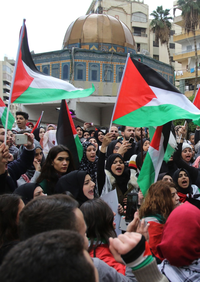 تظاهرات الغضب اندلعت في فلسطين رافضة لقرار ترامب (رويترز)