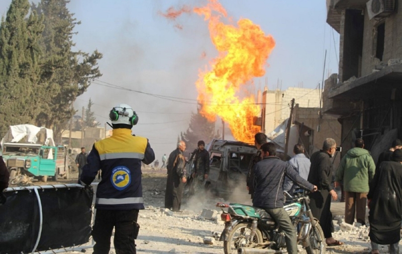 اشتعال النيران إثر قصف النظام لكفر سنجة جنوب إدلب (شام)