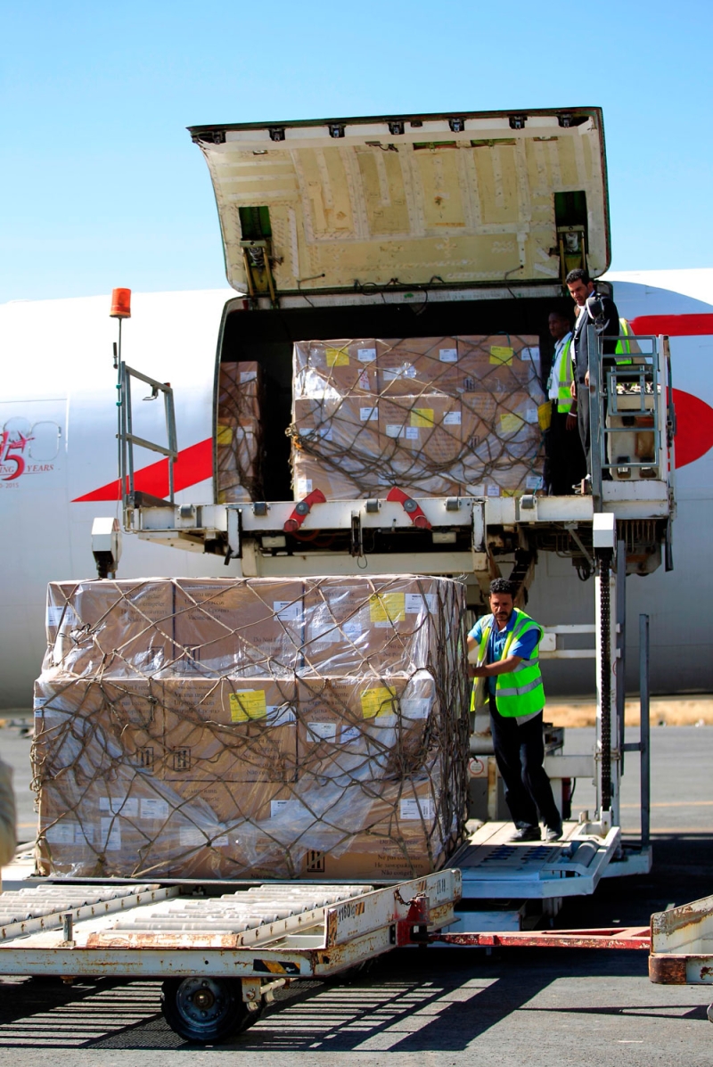 مطار صنعاء يبدأ في استقبال مساعدات إنسانية (أ ف ب) 