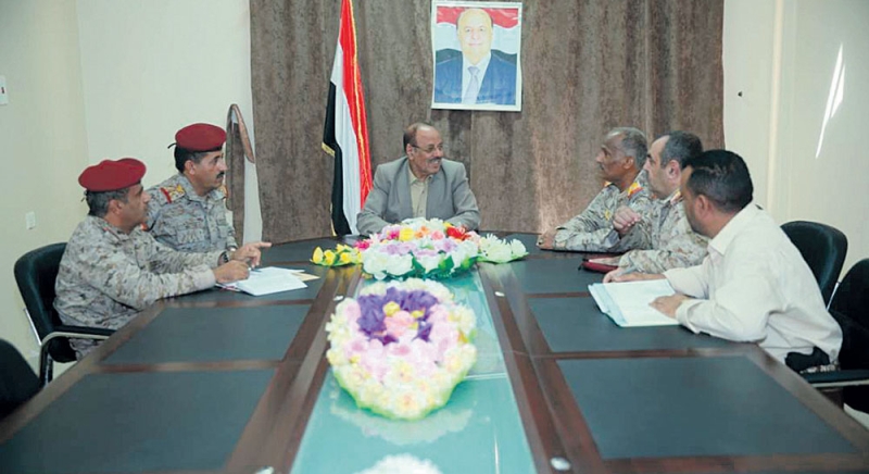 نائب الرئيس اليمني خلال لقائه أمس برئيس هيئة الأركان العامة (سبأ)