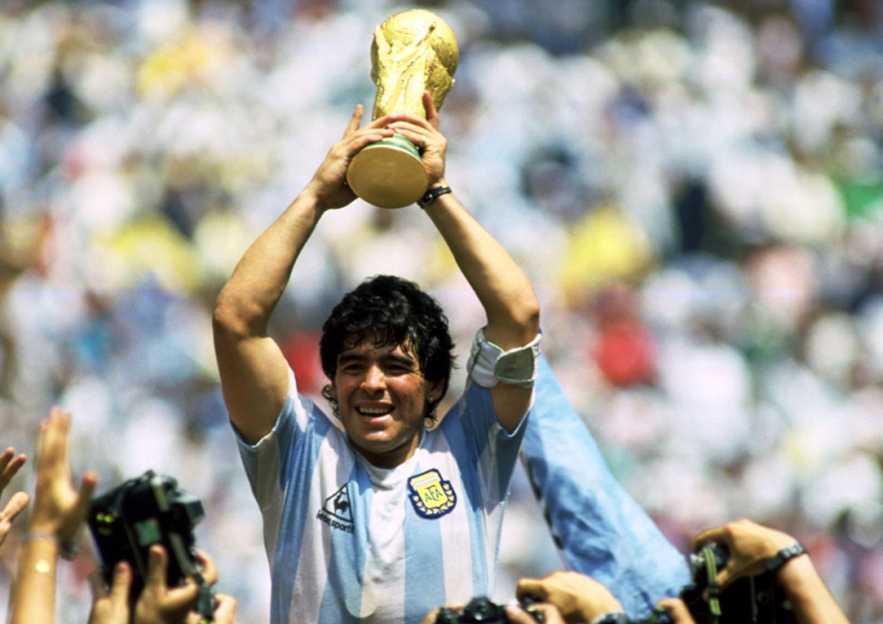 مارادونا يحمل كأس العالم مع منتخب بلاده (اليوم) 