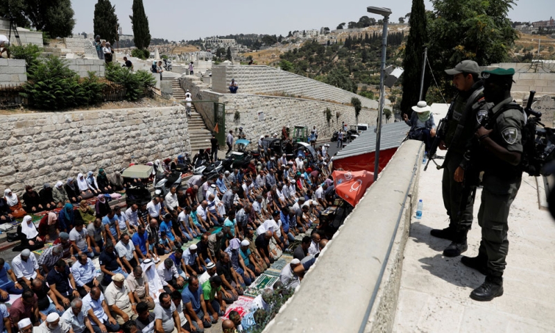 يرى الفلسطينيون في اجراءات الاحتلال الأخيرة محاولة لبسط سيطرته (رويترز)