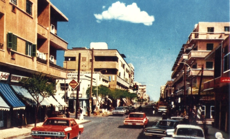 وسط شارع الملك خالد عند تقاطعه مع التقاطع الأول عام 1968 قبل تغيير اتجاه السير فيه (تصوير: سعيد صلاح)