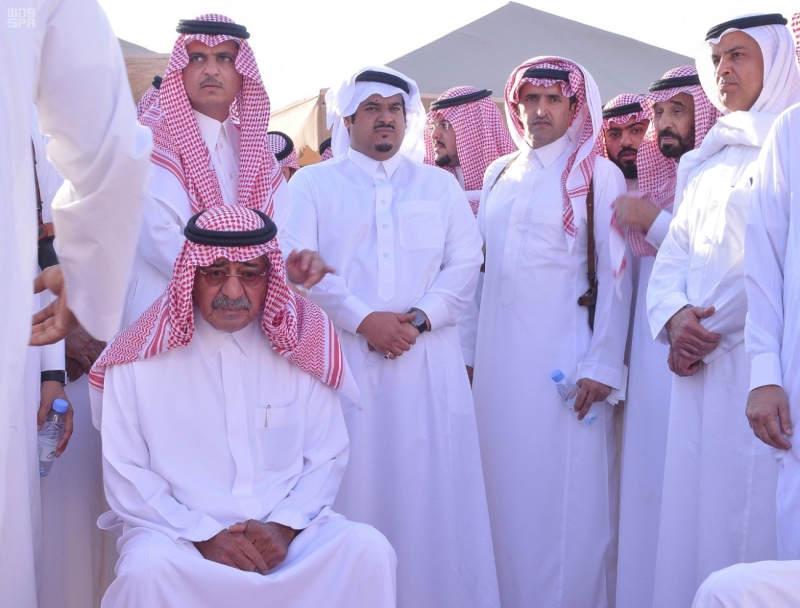 الأميران أحمد بن عبدالعزيز ومقرن بن عبدالعزيز يؤديان صلاة الميت على الأمير منصور بن مقرن ومرافقيه

