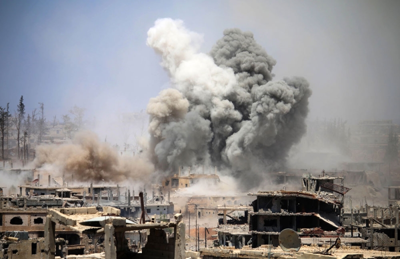 درعا البلد تحترق ببراميل الأسد المتفجرة والغارات المتواصلة (أ ف ب)