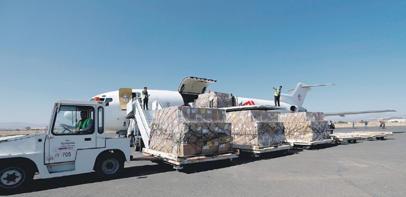 تفريغ شحنة مساعدات أممية في ديسمبر الماضي بمطار صنعاء (أ ف ب)