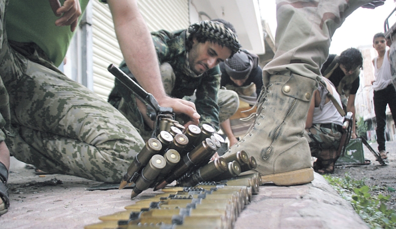 جنود الشرعية يلقمون أسلحتهم استعدادا للميليشيا شرق تعز (أ ف ب)