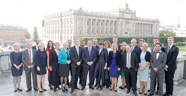 وزراء أعضاء الحكومة الجديدة في السويد أمام مقر البرلمان في استكهولم إ ب أ