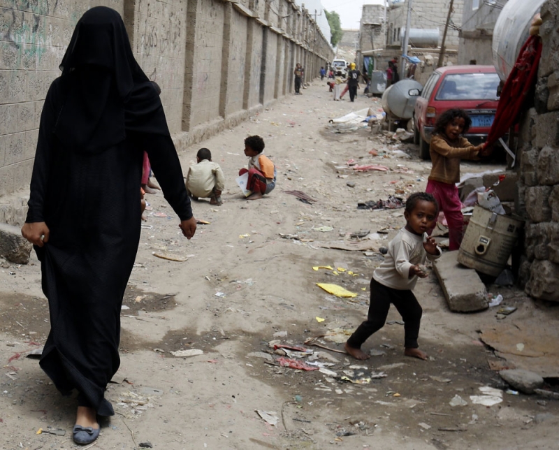 أطفال يلعبون بشارع في أحد أحياء صنعاء (إ ب أ)