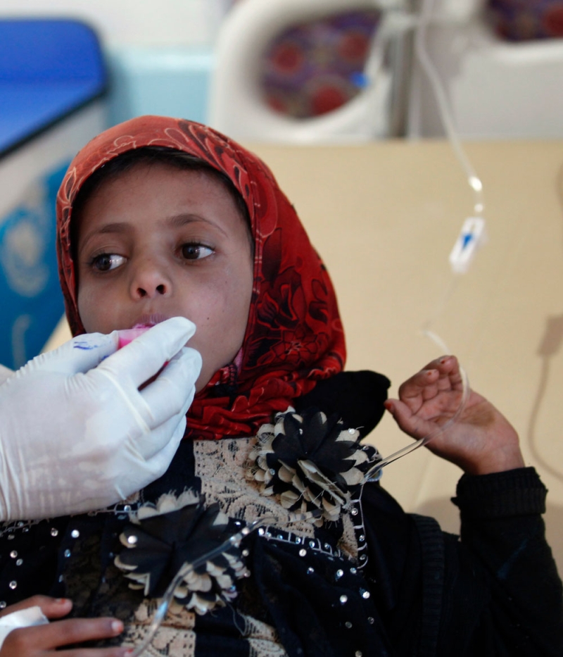 طفلة يمنية مصابة بالكوليرا تتلقى العلاج بمستشفى صنعاء (أ ف ب)