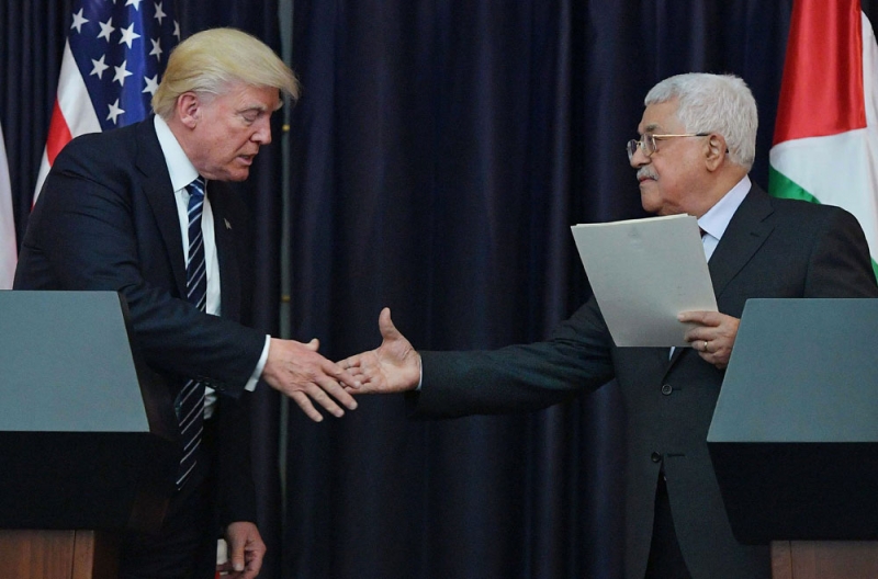 عباس يؤكد التعاون مع ترامب لعقد صفقة سلام تاريخية مع إسرائيل (أ ف ب)