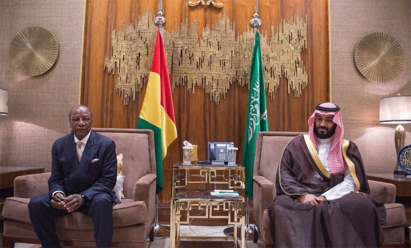 ولي ولي العهد يلتقي رئيس جمهورية غينيا ويبحثان فرص تطوير العلاقات الثنائية