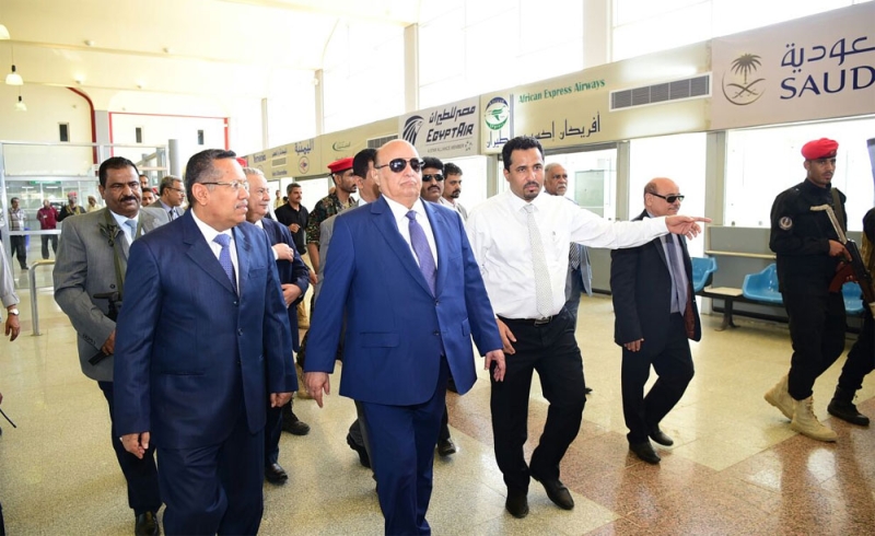 الرئيس اليمني يطلع على التجهيزات في مطار عدن