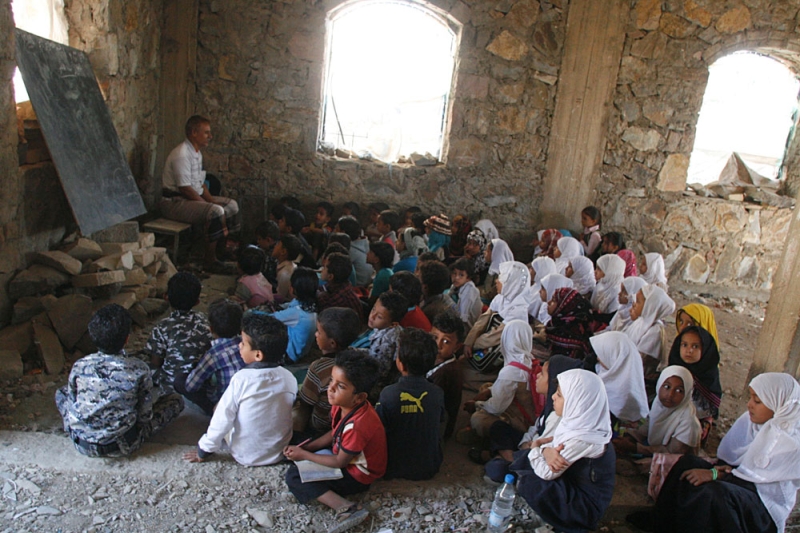تلاميذ يمنيون في إحدى مدارس تعز المتضررة من قصف الحوثيين (رويترز)