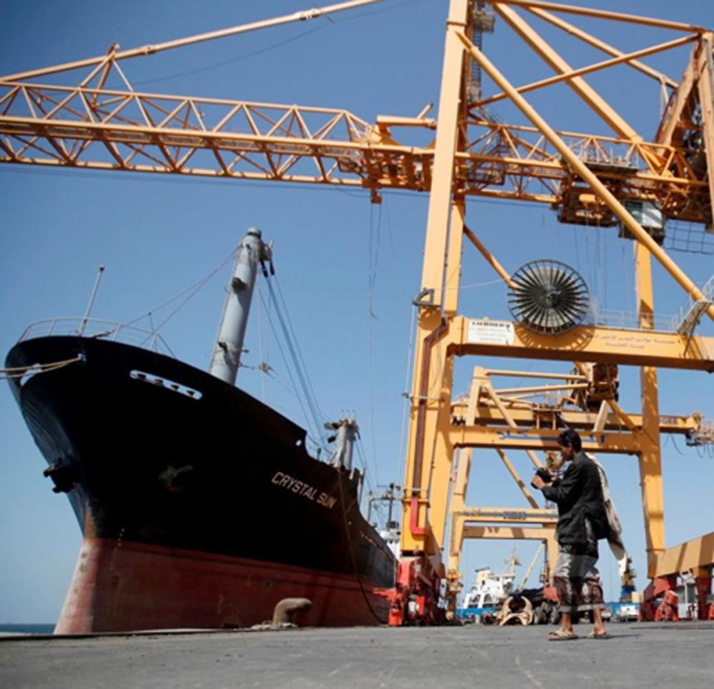 إيران استغلت ميناء الحديدة وزودت الحوثي بصواريخ تهدد الملاحة البحرية (رويترز)