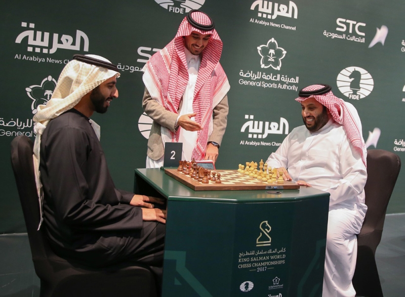 رئيس مجلس إدارة الهيئة العامة للرياضة تركي آل الشيخ يظهر في لقطة وهو يلعب الشطرنج (اليوم)