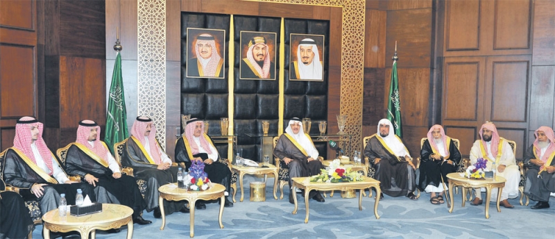الأمير سعود يتوسط أصحاب السمو ومشايخ المنطقة 