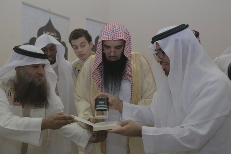 الشيخ المري يتسلم هدية تذكارية من مكتب الدعوة (اليوم)