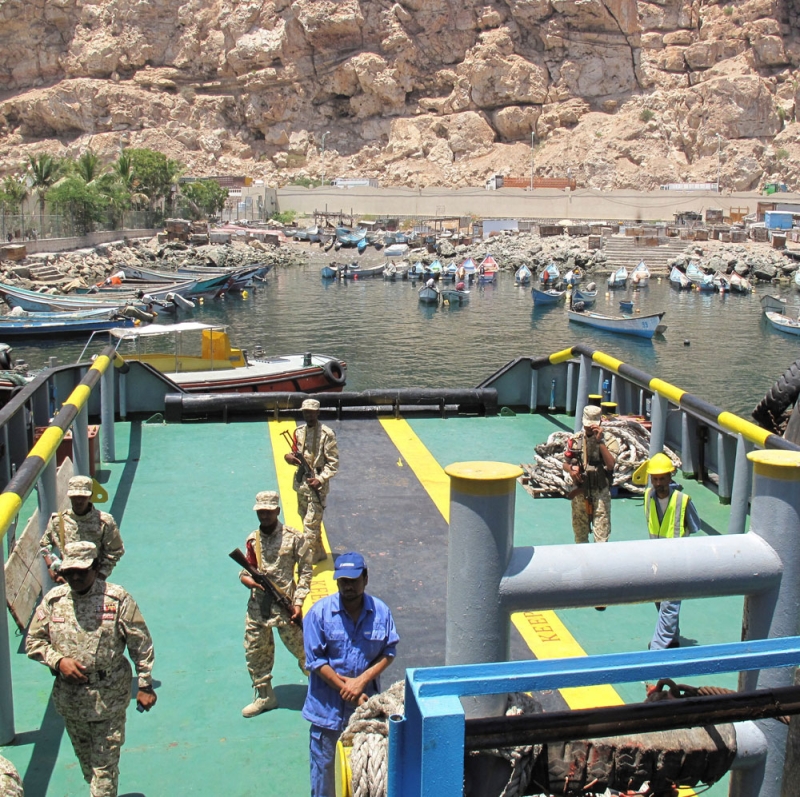 جنود من الجيش اليمني ينفذون أعمال مراقبة في ميناء المكلا (رويترز) 