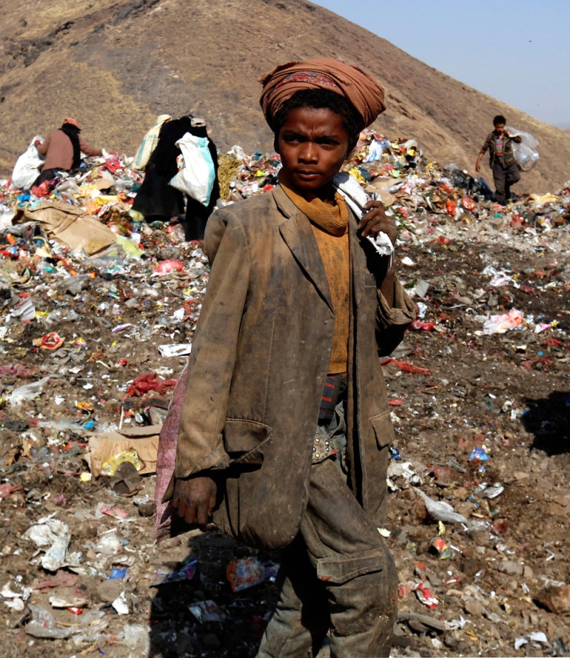 أطفال يمنيون من صنعاء يبحثون في القمامة عما يسد رمقهم (إ ب أ)