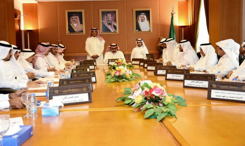 المجلس المحلي بمحافظة القطيف يناقش مشاريع البلدية ونسب إنجازها بالمحافظة