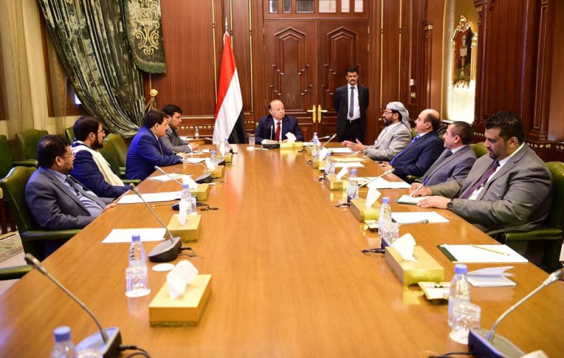 الرئيس هادي خلال اجتماعه بحكام المحافظات اليمنية أمس (سبأ)