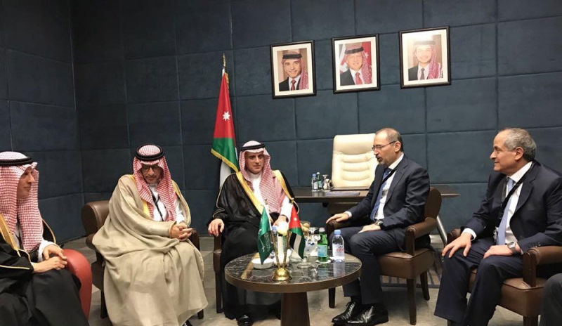 الوزير الجبير يعقد لقاء ثنائياً مع وزير الخارجية الأردني