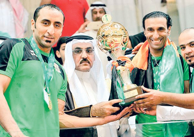 رئيس الاتحاد السعودي لكرة اليد تركي الخليوي يتوج فريق النور بكأس الأمير سلطان لكرة اليد