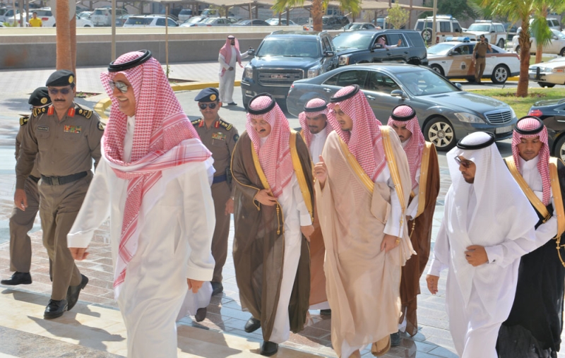 الأمير أحمد بن فهد لدى وصوله مقر الجامعة (اليوم)