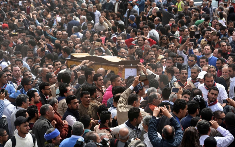 الإسكندرية تشيع ضحايا هجوم الكنيسة المرقسية (أ ف ب)