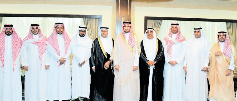 الأمير أحمد بن فهد يتوسط رئيس وأعضاء الجمعية (اليوم)