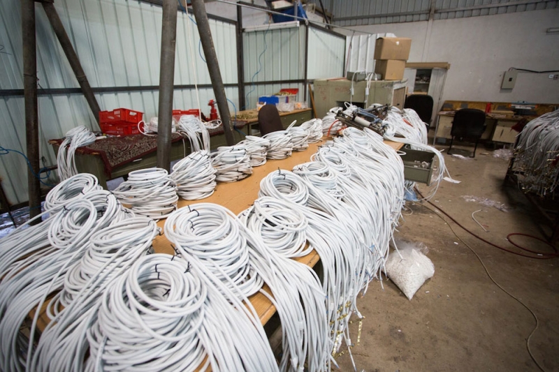 إحدى حملات وزارة التجارة على مستودعات تخزن أدوات كهربائية رديئة 