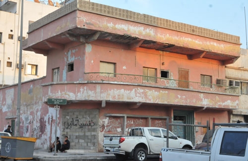 انتشار المباني الآيلة للسقوط بحي مدينة العمال يقلق السكان ( تصوير : مختار العتيبي)