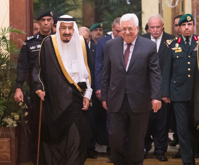 خادم الحرمين الشريفين مستقبلاً الرئيس الفلسطيني (واس)