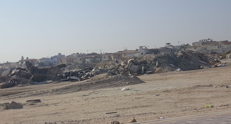 أنقاض ومخلفات بناء تجاور الحي (تصوير: محمد العواد)