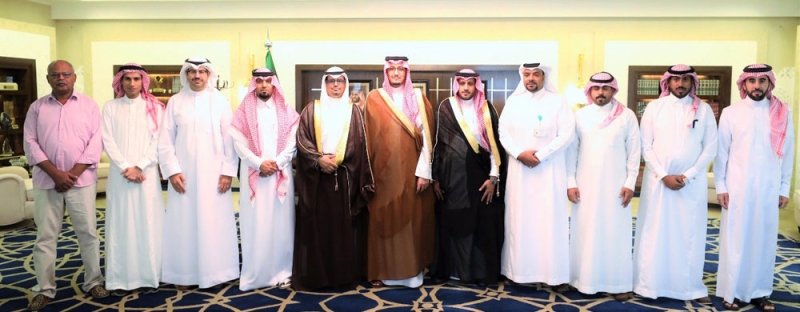 الأمير أحمد بن فهد يتوسط منسوبي جريدة «الرياض» بالشرقية (اليوم)