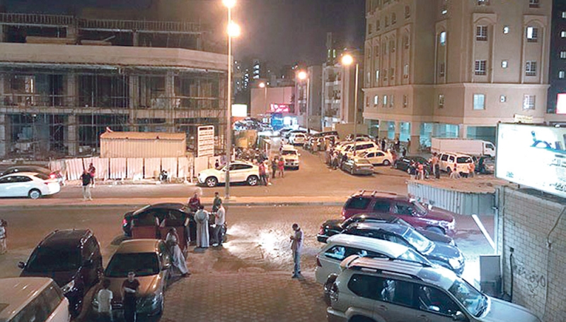 كويتيون يخرجون للشوارع هربًا من منازلهم بعد الزلزال الذي ضرب الكويت (وكالات)