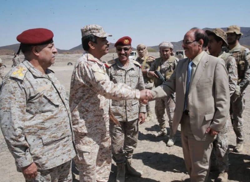 نائب الرئيس اليمني يزور معسكرات التدريب والاستقبال العسكري بمأرب (سبأ)