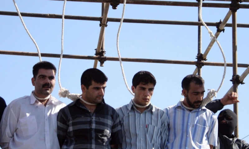 تمارس إيران حفلات إعدام جماعية وانتهاكات واسعة لحقوق الإنسان (رويترز)