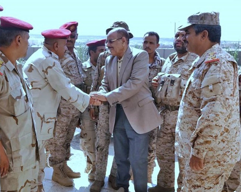 نائب الرئيس اليمني خلال زيارته مقر دائرة العمليات الحربية في محافظة مأرب (سبأ)
