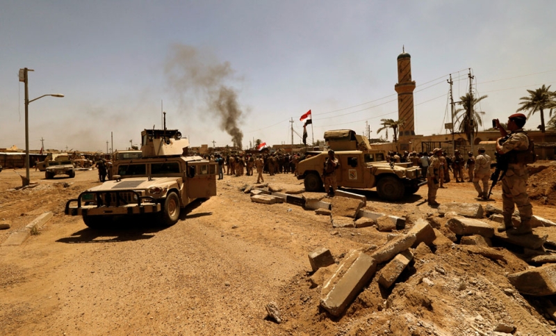 مركبات عسكرية تابعة للجيش العراقي في بلدة الكرمة